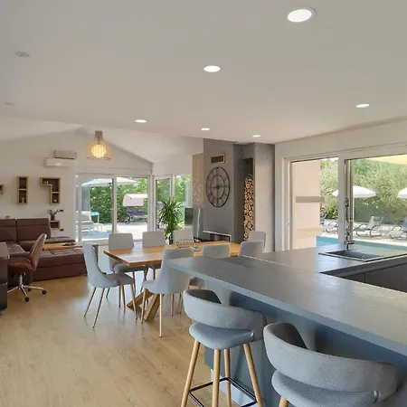 بيت للعطل Radosi بوريتش